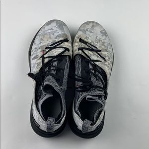 Curry 5 “International Smoke”